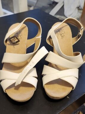 Life Stride Cream Cross-Strap Comfort Sandals